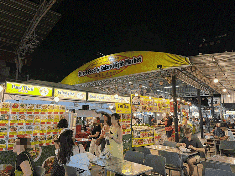 カラレナイトマーケットで夕食