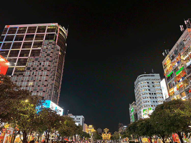 夜のグエンフエ通り
