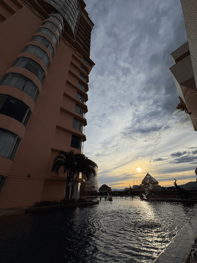 ドゥアンタワンホテルとサンセット