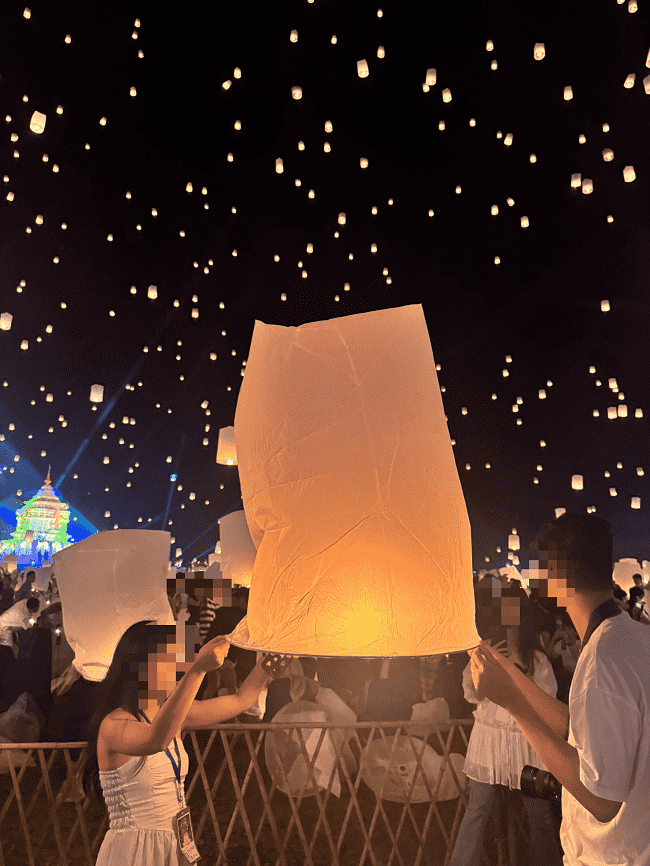 コムローイ(ランタン)が夜空に