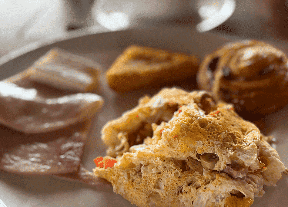 たまご料理は、その場で調理してくれるオムレツをいただきました