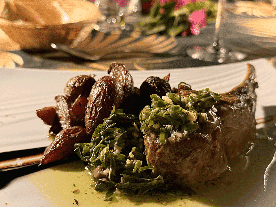 ラムチョップを地元産のカボチャ添えで