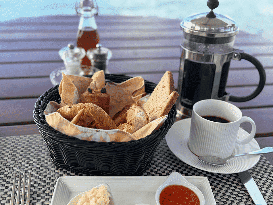 クロワッサンなどパンの盛り合わせとコーヒー