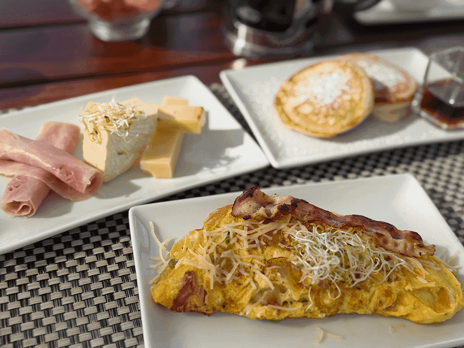 オムレツにハムとチーズ&パンケーキ