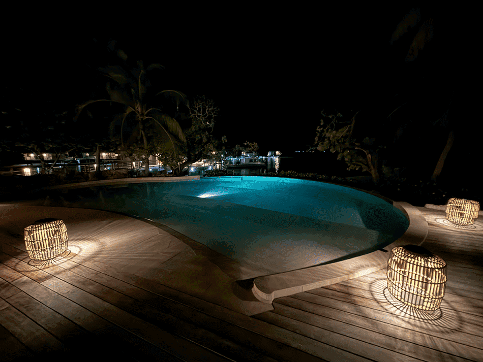 ル ティケハウの夜のプールサイド