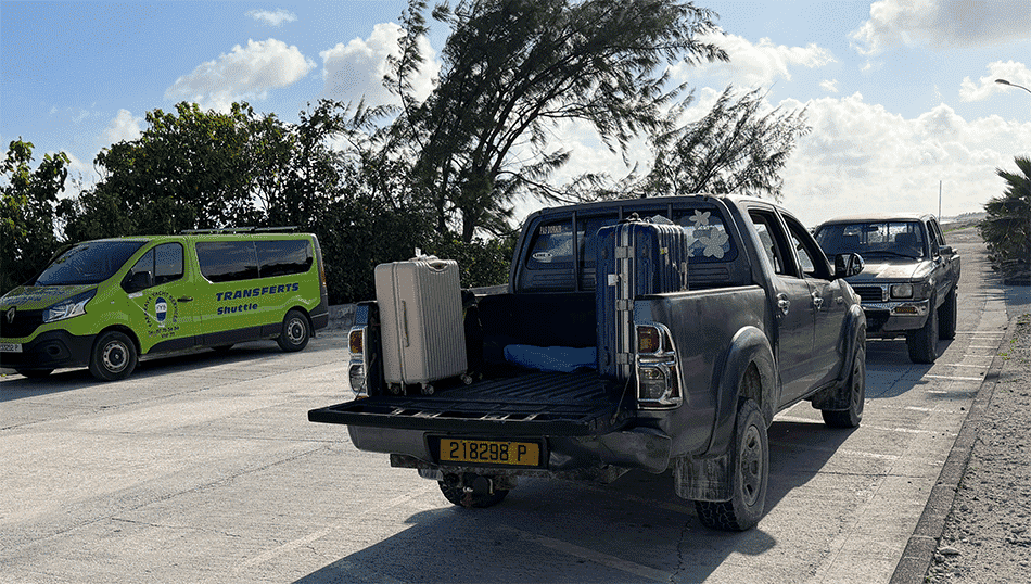 大きな荷物は四輪駆動のトラックで