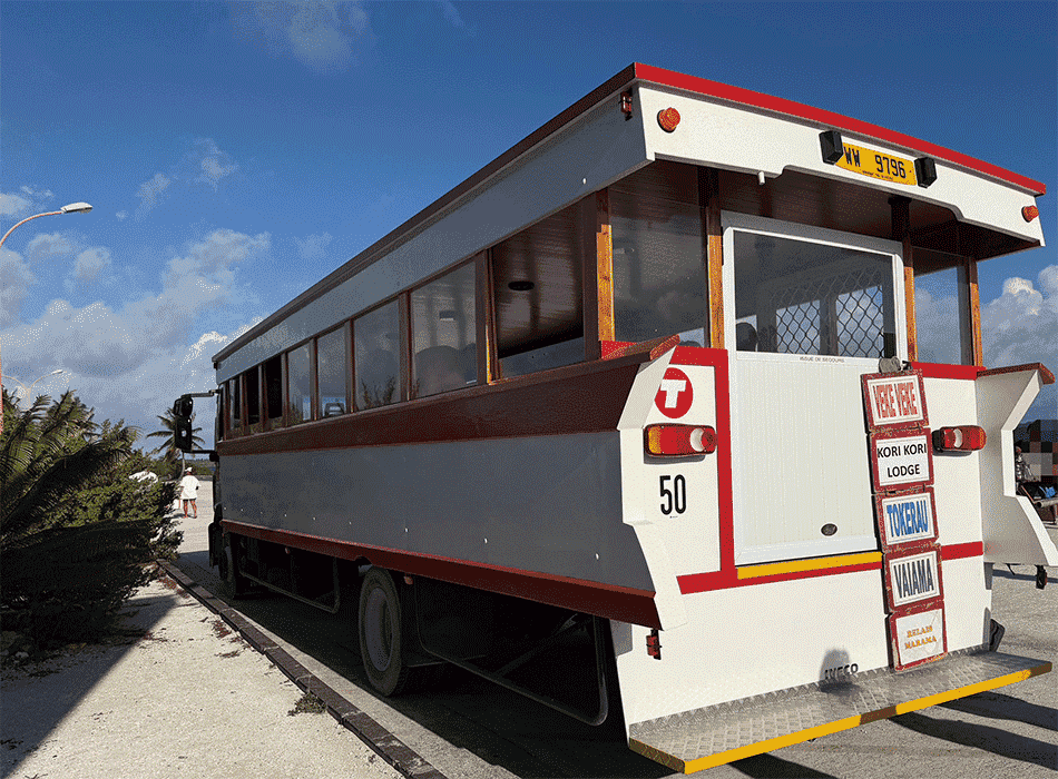ファカラバ空港からは「ル トラック」で