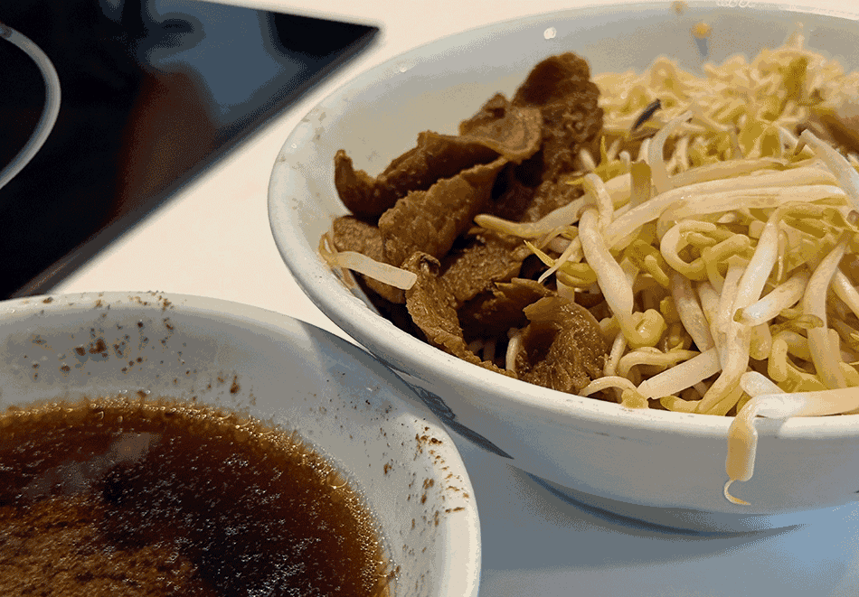 クチンでのランチは人気の「Nuromen Cafe」で